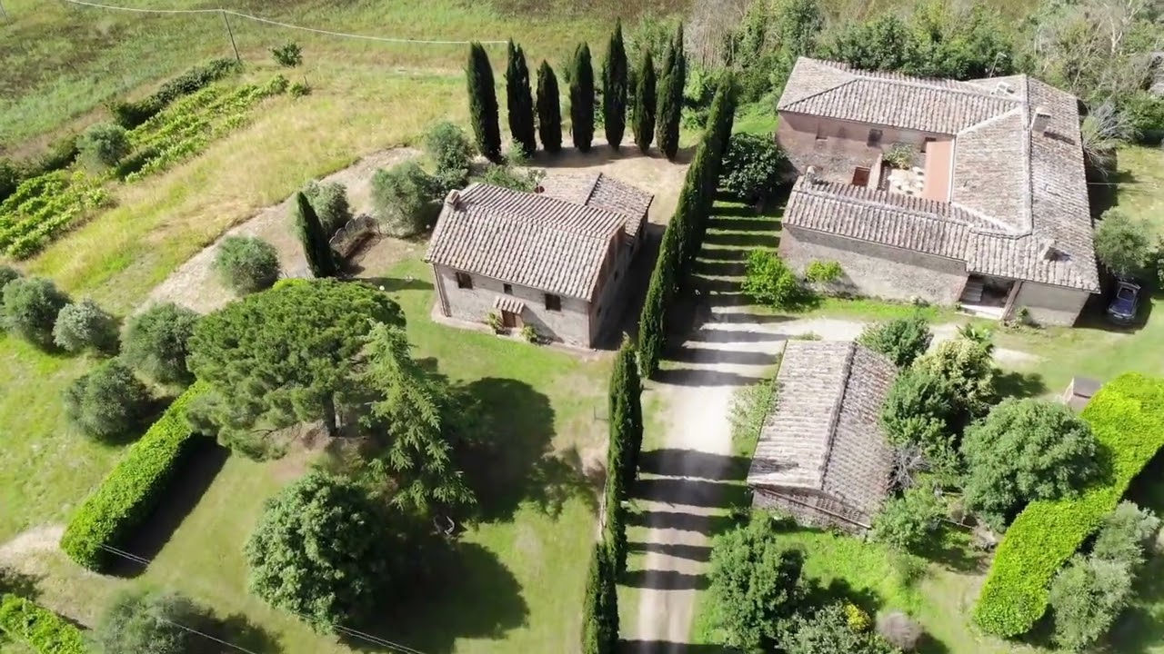 Nel Chianti Senese, tra Castelnuovo Berardenga e Siena, casale con fienile, con 1 Ha di terreno