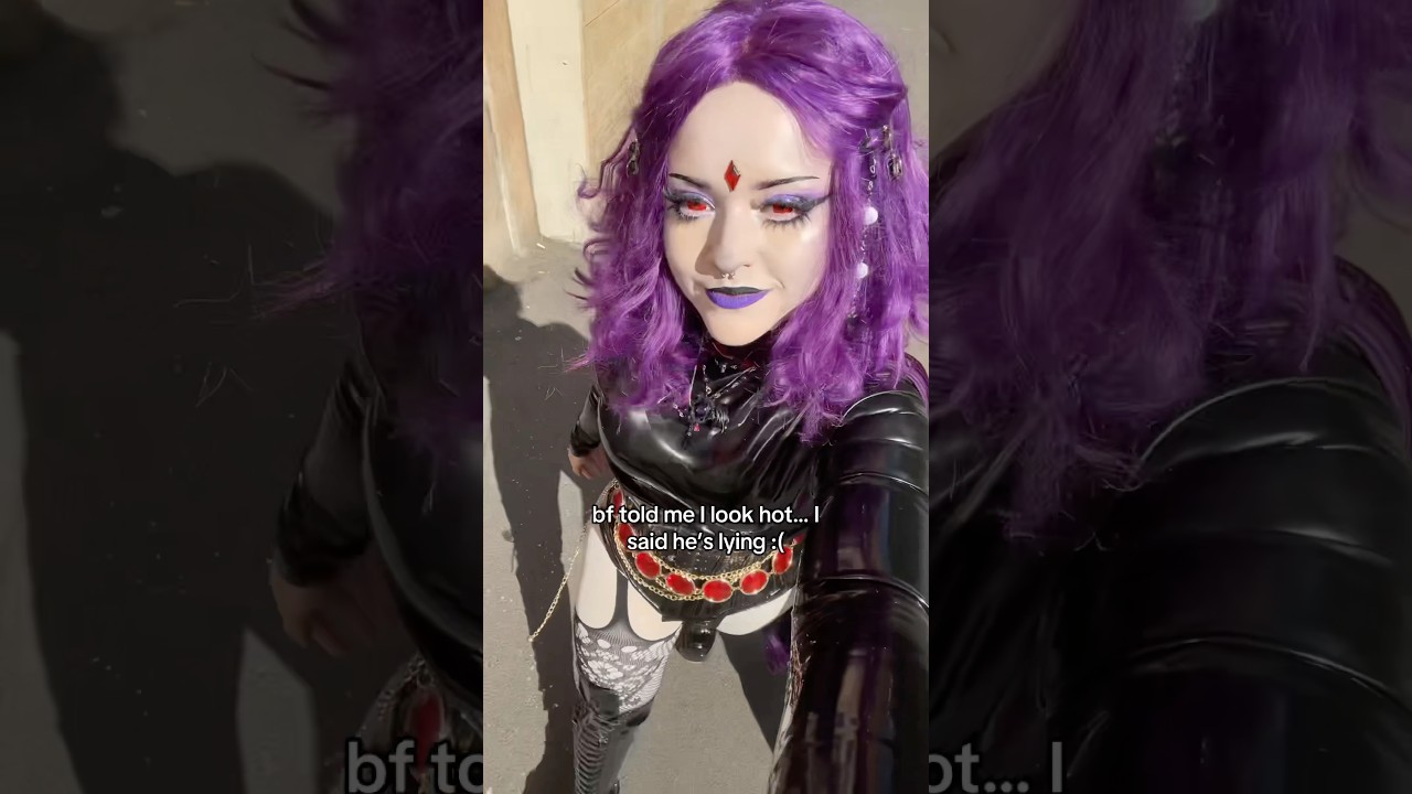 the awkward walk from the con back to the hotel in full latex😩 