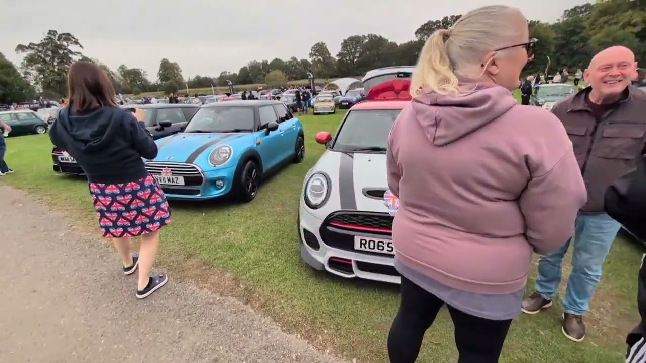 На выставке автомобилей Mini, организованной совместно с британской группой R56 в Стэнфорд-холле.