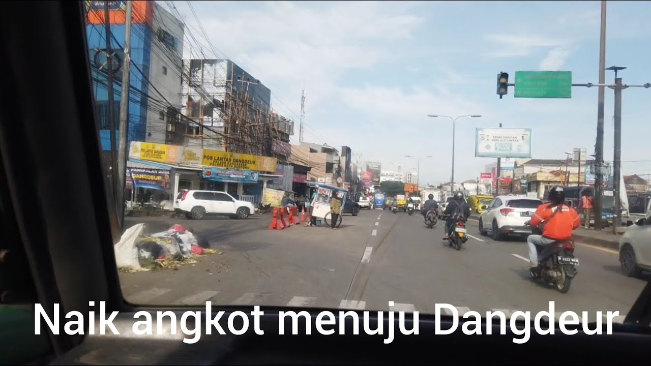 Naik angkot menuju Dangdeur