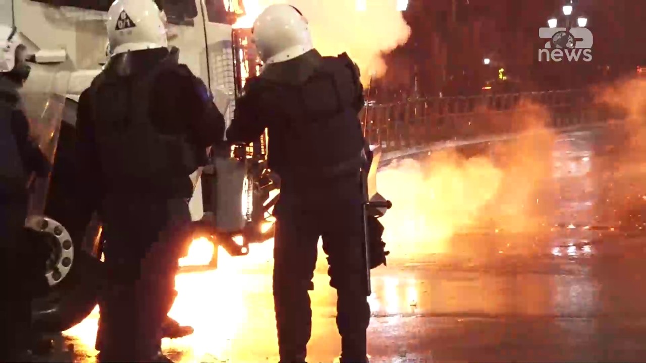 Gjendje lufte/ Protestuesit ndezi në flak, godasin me molotovë policinë