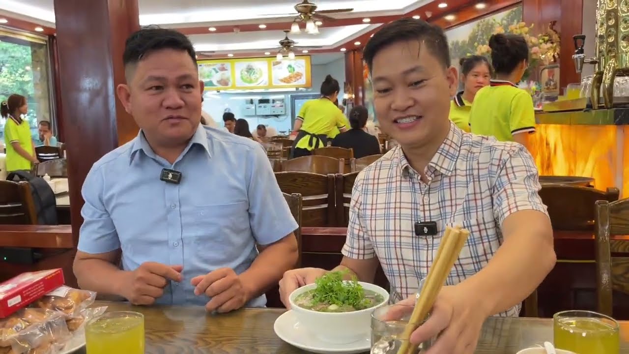 Team Hà Huy Khánh ra Hà Nội đón cháu Trang ghé quán thưởng thức bát phở tuyệt ngon...