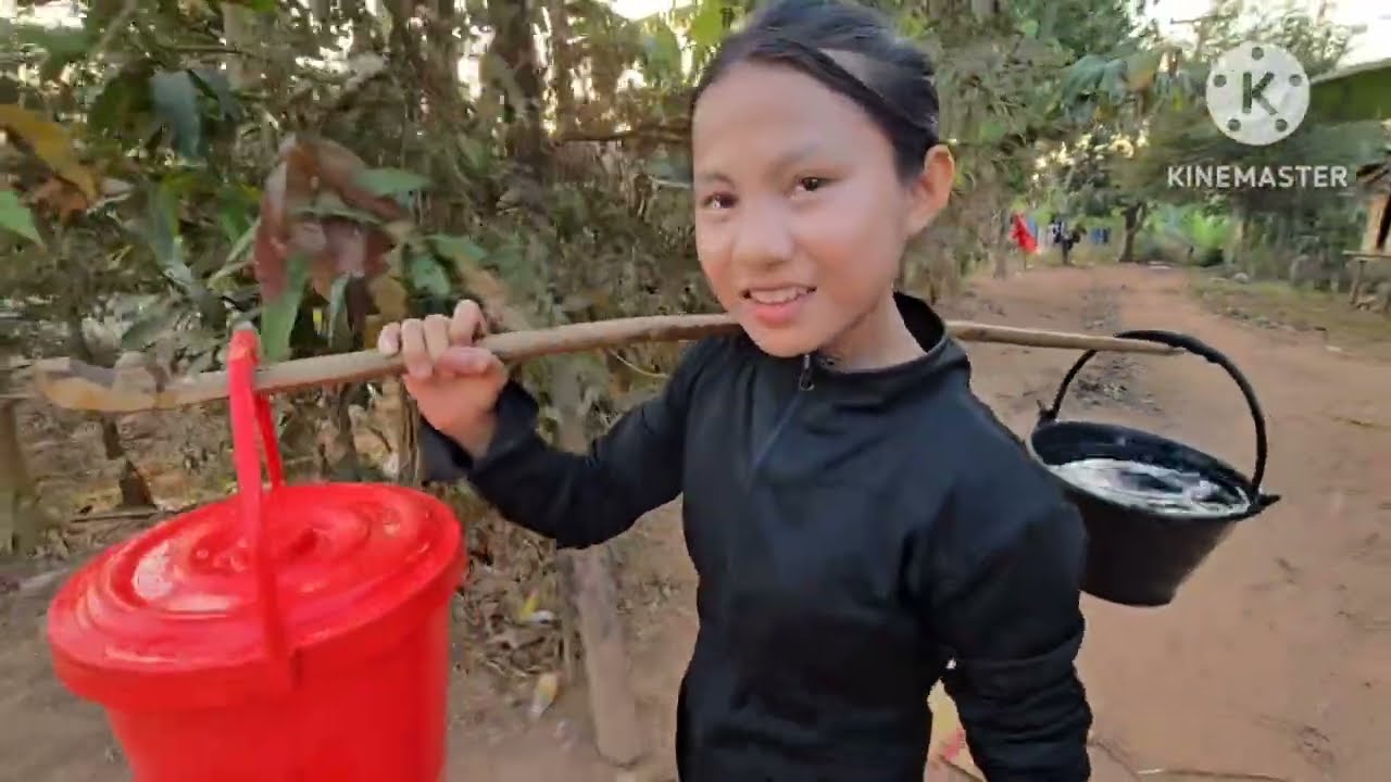 น้องใจดี หาบน้ำจากบ่อน้ำ จากธรรมชาติ