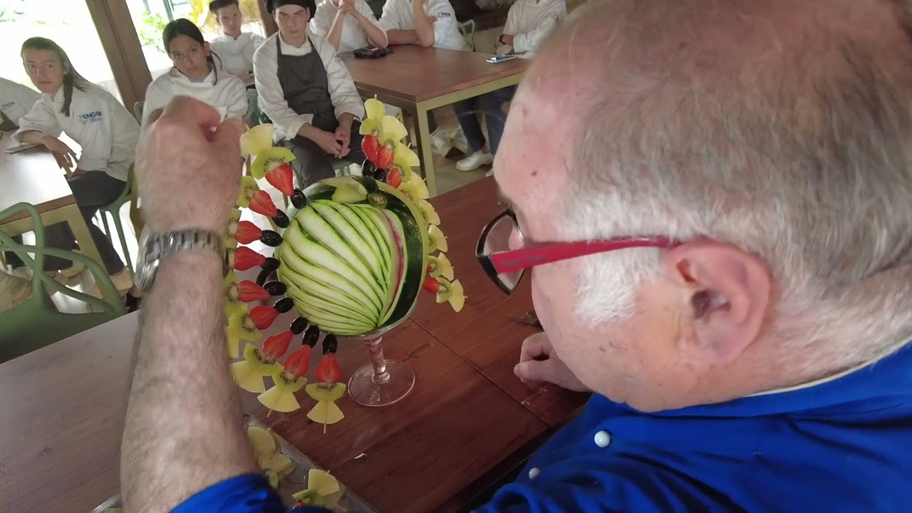 L' intaglio artistico della frutta: "il Pavone"  A lezione dal Maestro Beppo Tonon