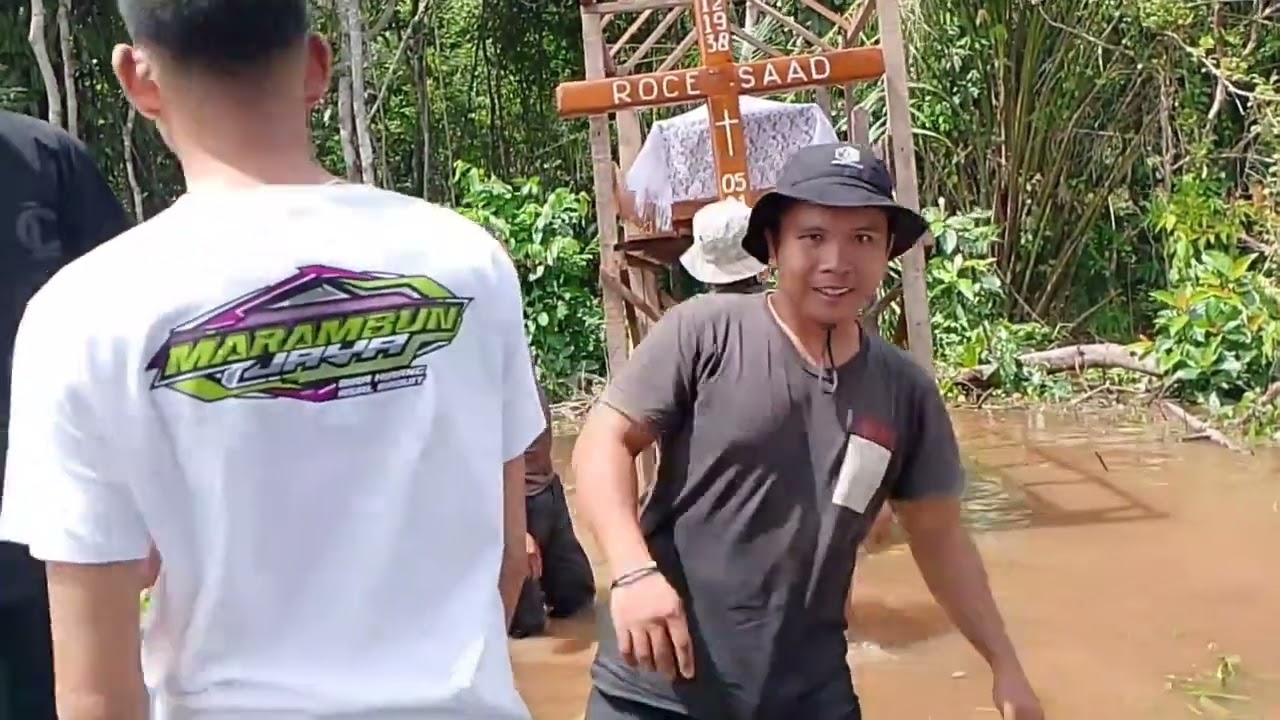 Sulitnya proses pemakaman.di daerah kami.di tengah banjir tahunnan.