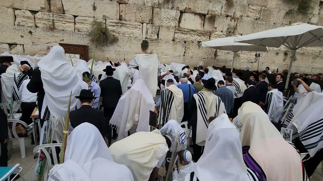 מעל 50 אלף איש השתתפו במעמד ברכת הכהנים בחול המועד סוכות ברחבת הכותל המערבי, ירושלים 2023