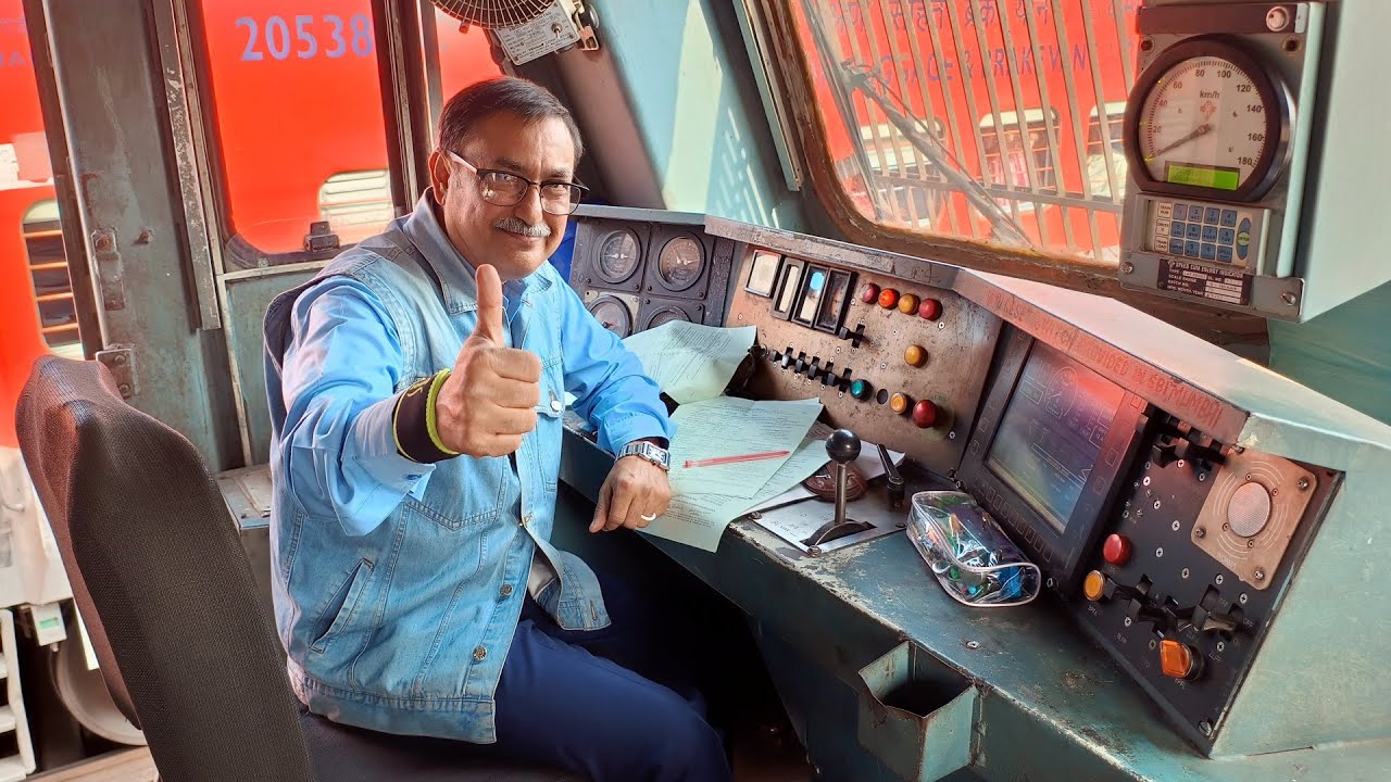 LOCO PILOT Retirement In Eastern Railway Last Duty On 12319 Kolkata Gwalior SF Express