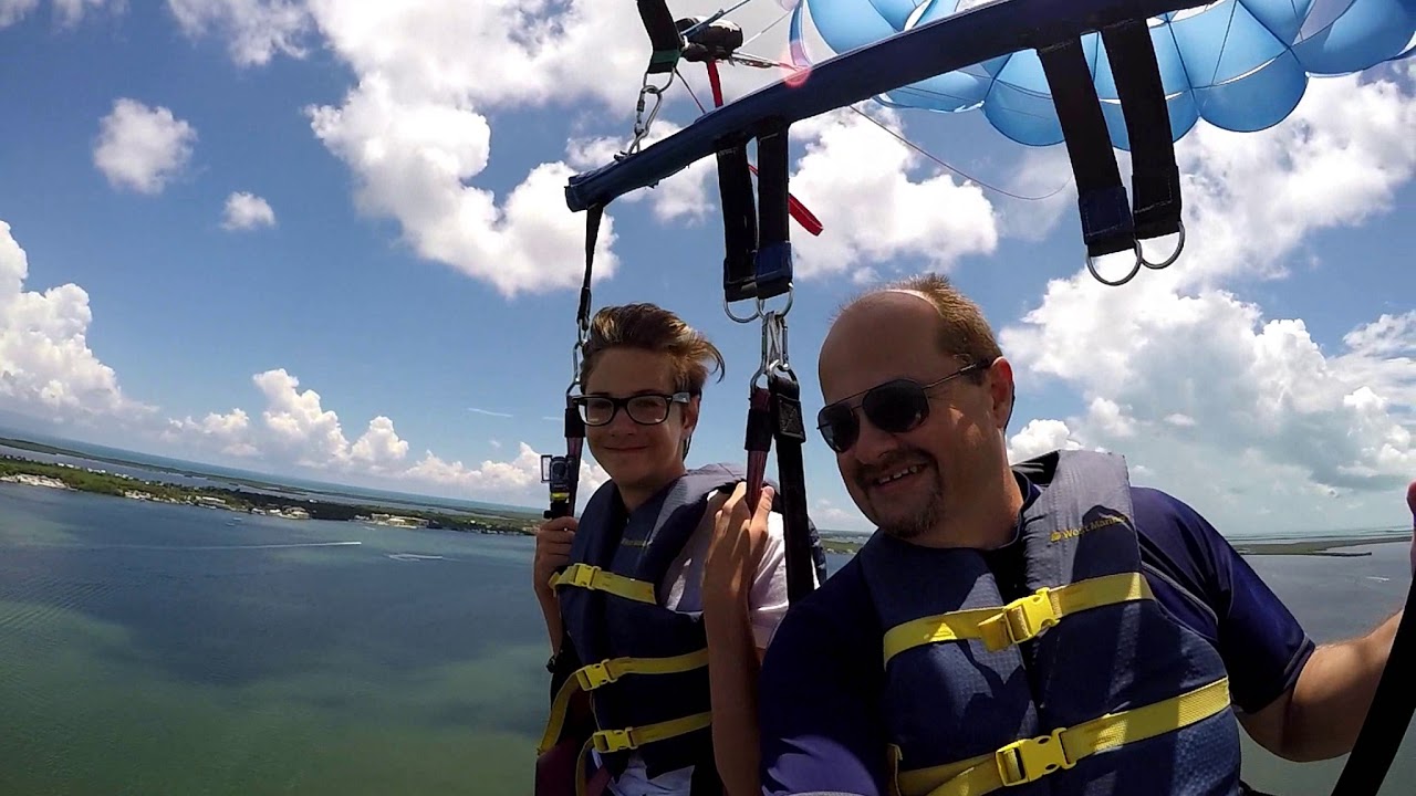 Parasailing czyli latanie na spadochronie za motorówką.