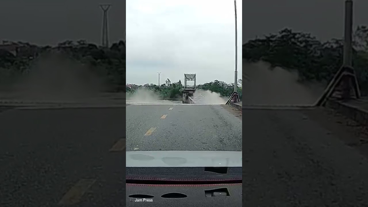Shocking moment busy bridge COLLAPSES in northern Vietnam