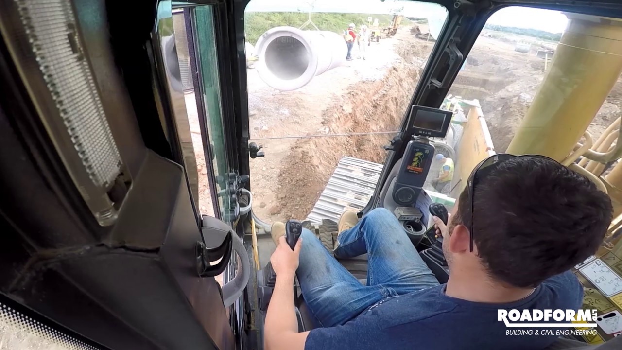 Cat 330 Digging & Laying 900mm Concrete Pipes