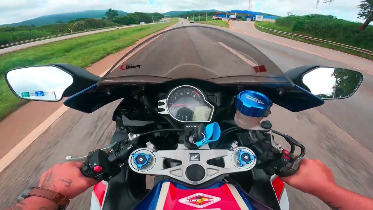 Descendo sentido milhão BMW s1000 rr e CBR Fireblade rr mochilinha na garupa pilotando na responsa 