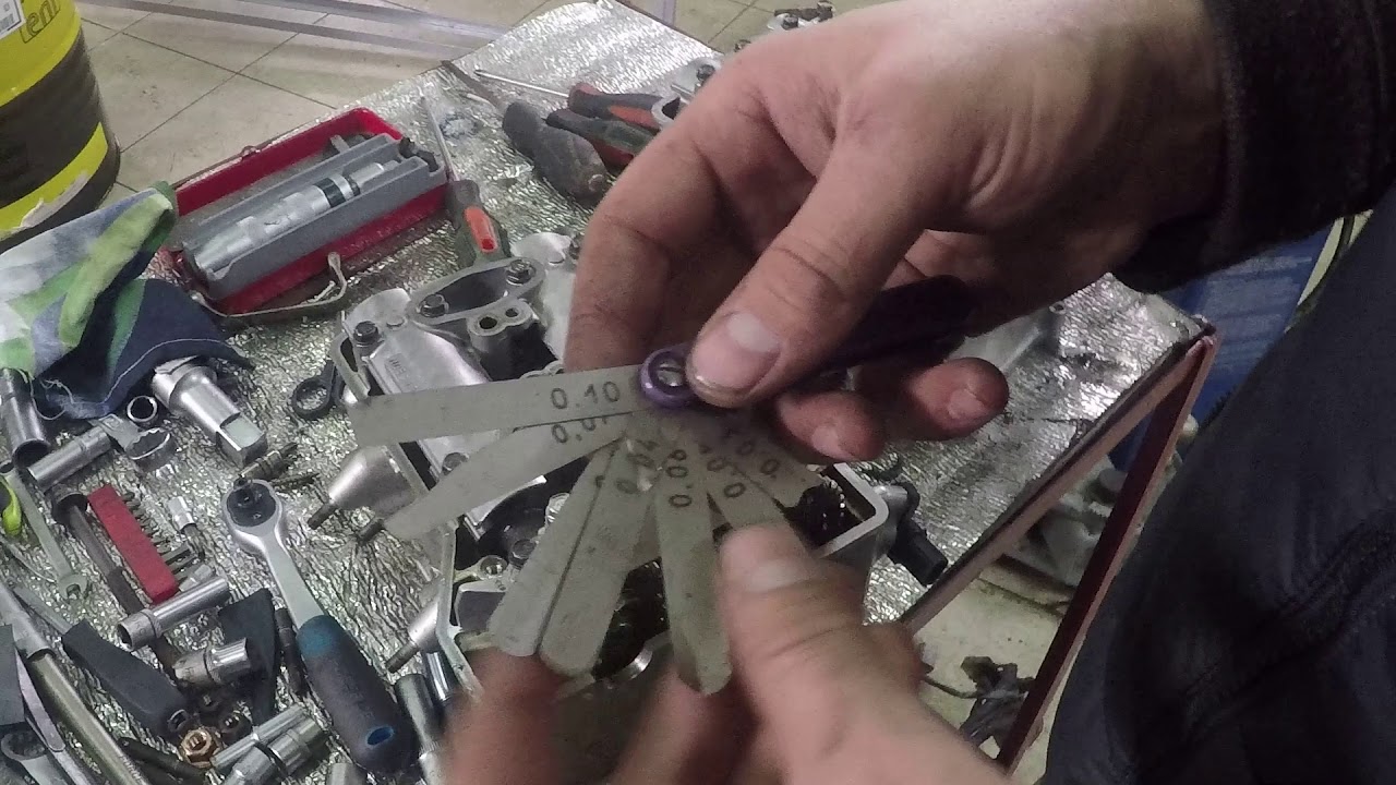 Ремонт Хонда ST 1300. Регулировка клапанов.Taking valve clearance measurements on the Honda ST 1300.