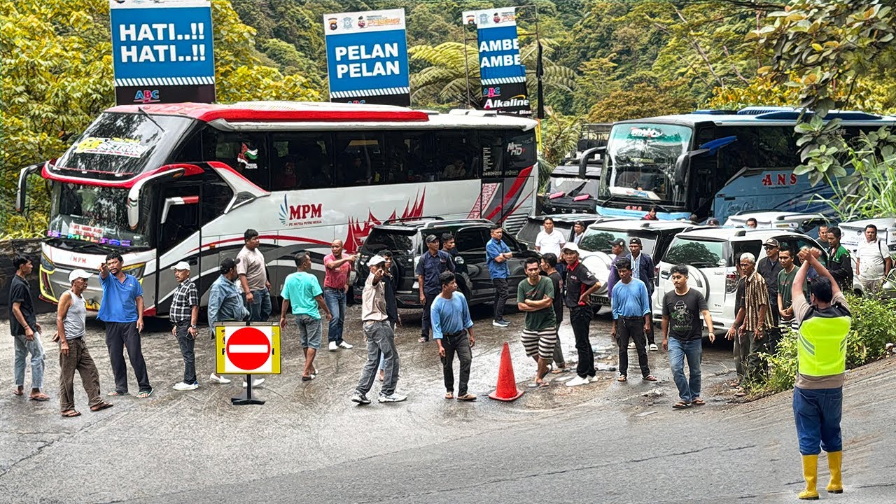 SITUASI MEMANAS !!! TERJADI KERIBUTAN, Semua Sopir Turun Kejalan Tak Bisa Melintas di Sitinjau Lauik