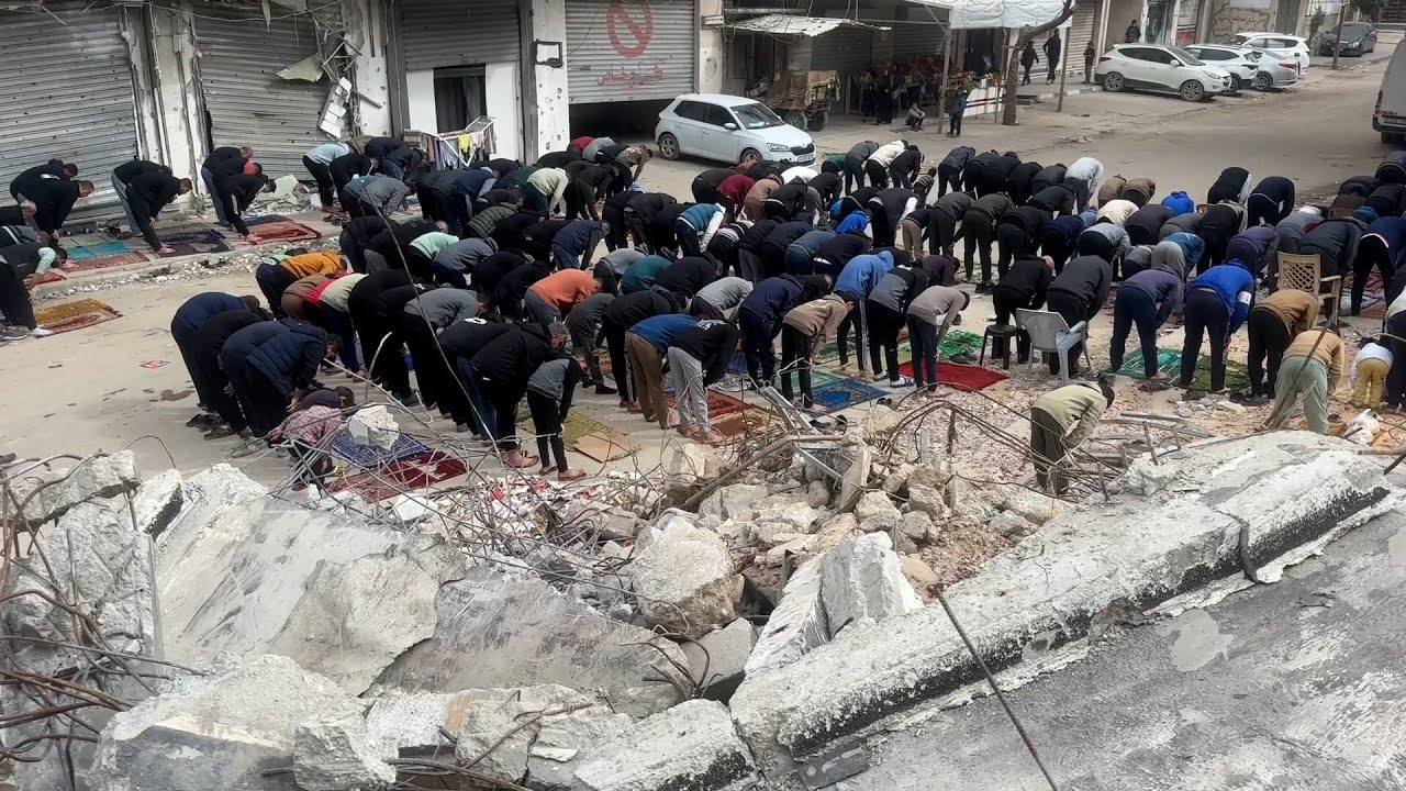 مواطنون يؤدون صلاة الجمعة على أنقاض مسجد الكنز المدمر في مدينة غزة