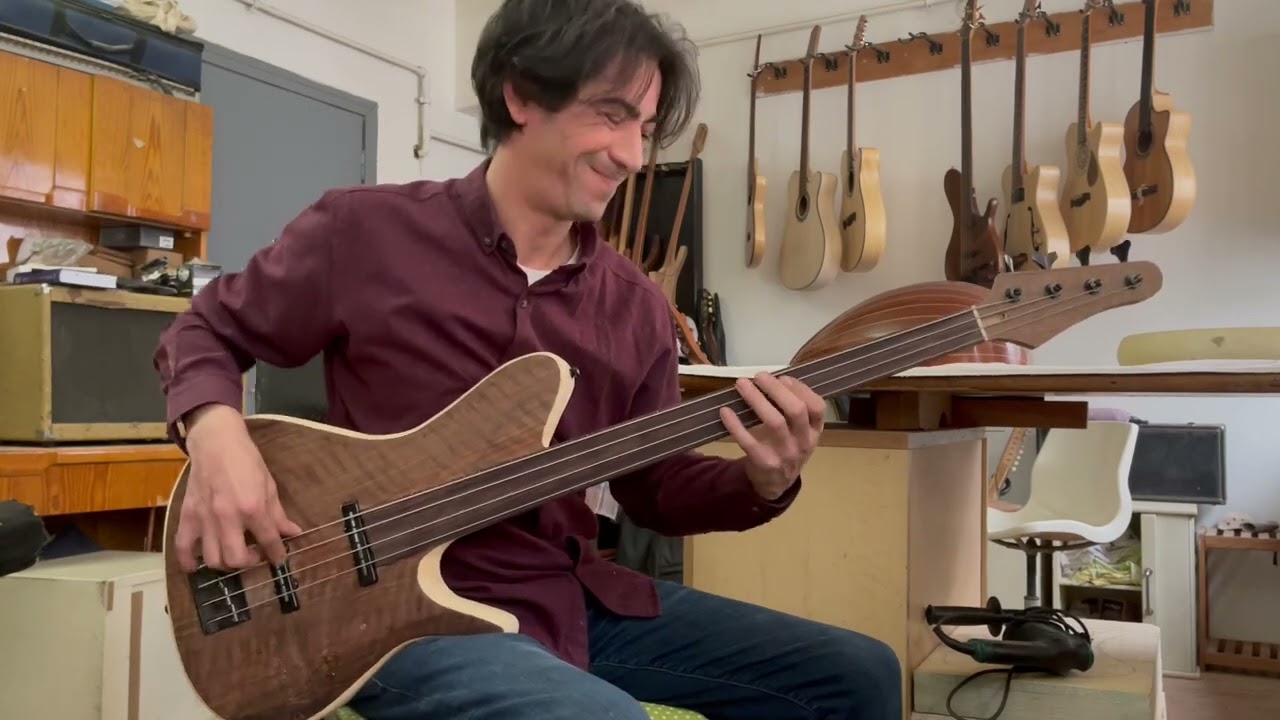yeni perdesiz bass gitarı deniyorum  -  New bass guitar  - 