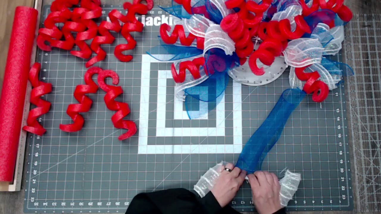 Венок из сетки и лапши для бассейна