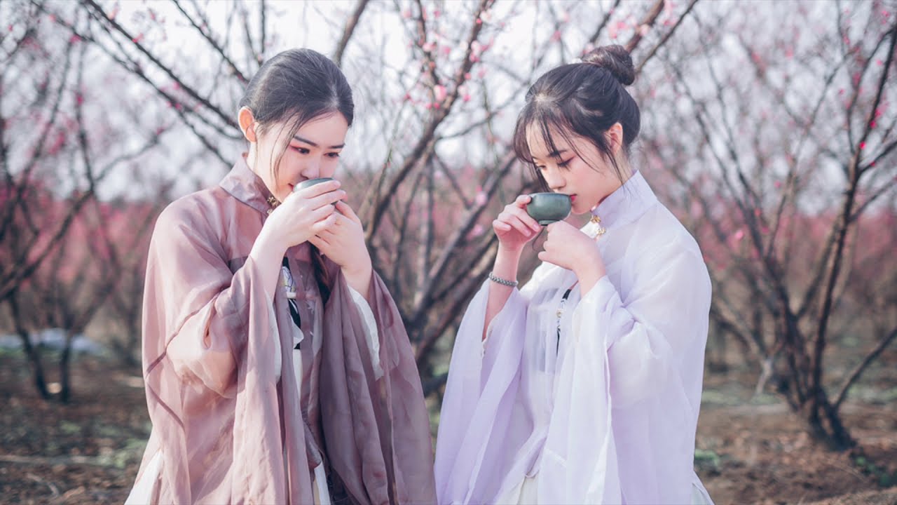 雨水时节喝什么茶？汉服女孩分享古画里的梅花茶的做法。