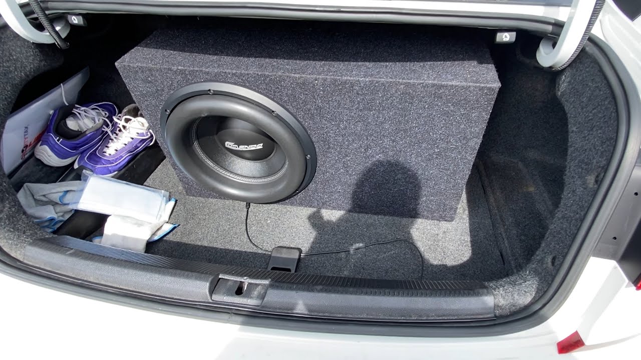 Одиночный сабвуфер играет так громко на стандартной электрогитаре