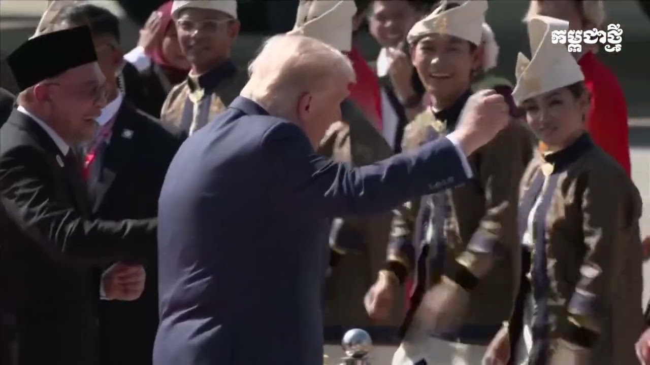 ប្រធានាធិបតី ដូណាល់ ត្រាំ រាំយ៉ាងសប្បាយជាមួយក្រុមសម្តែង បន្ទាប់ពីចុះចតនៅប្រទេសម៉ាឡេស៊ីភ្លាម