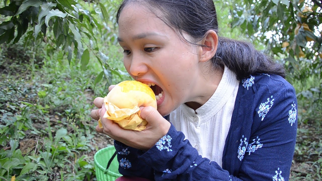 吃货小莉忍不住桃子的诱惑，洗都不洗，大口的啃起黄桃来了