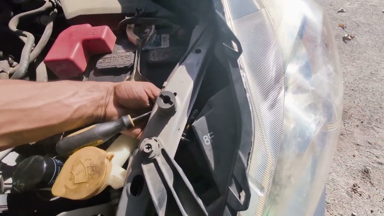 Замена ламп дневных ходовых огней и подсветки номерного знака на Subaru Forester 2012-2018 годов ...