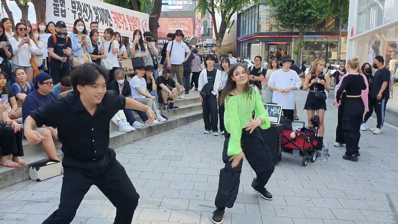 [STREET ARTIST] BLACK MIST, WITH HYUNJIN. HONGDAE BUSKING. 230618.