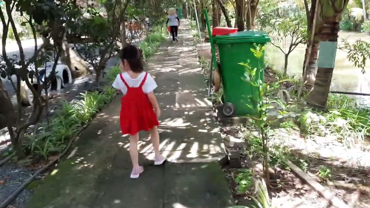 Cả nhà đi tham quan du lịch sunny.T113