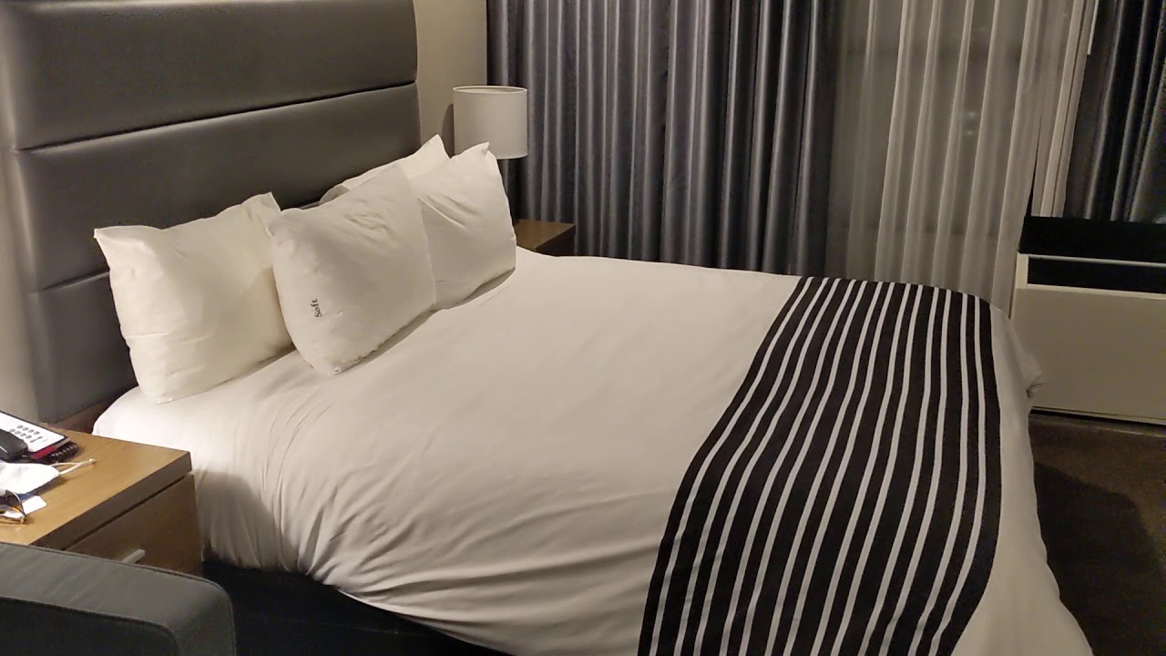 Sandman Signature Calgary Downtown Queen Room