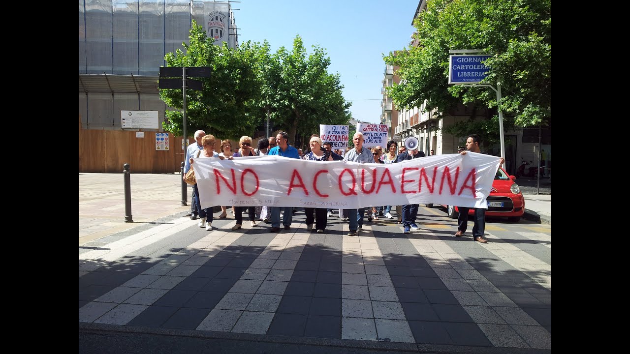 Piazza Armerina manifesta contro AcquaEnna