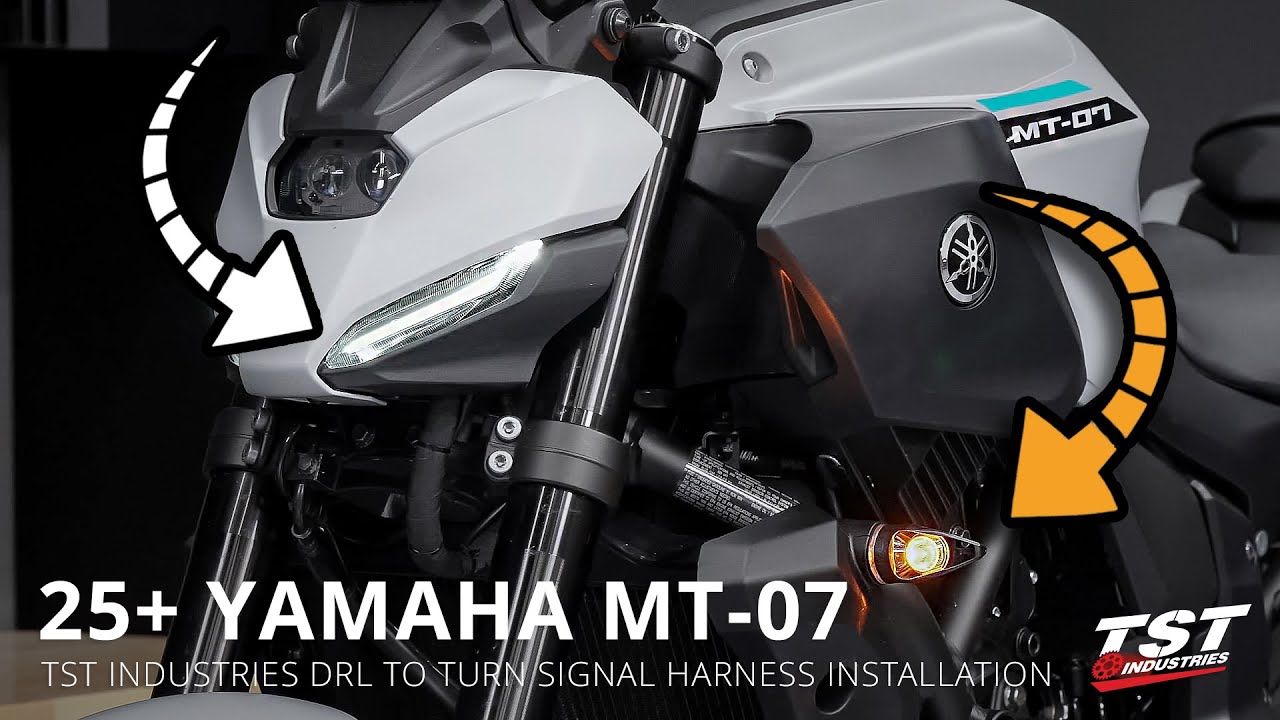 Установка преобразователя TST DRL в сигнальный жгут проводов на мотоцикл Yamaha MT-07 2025 года в...
