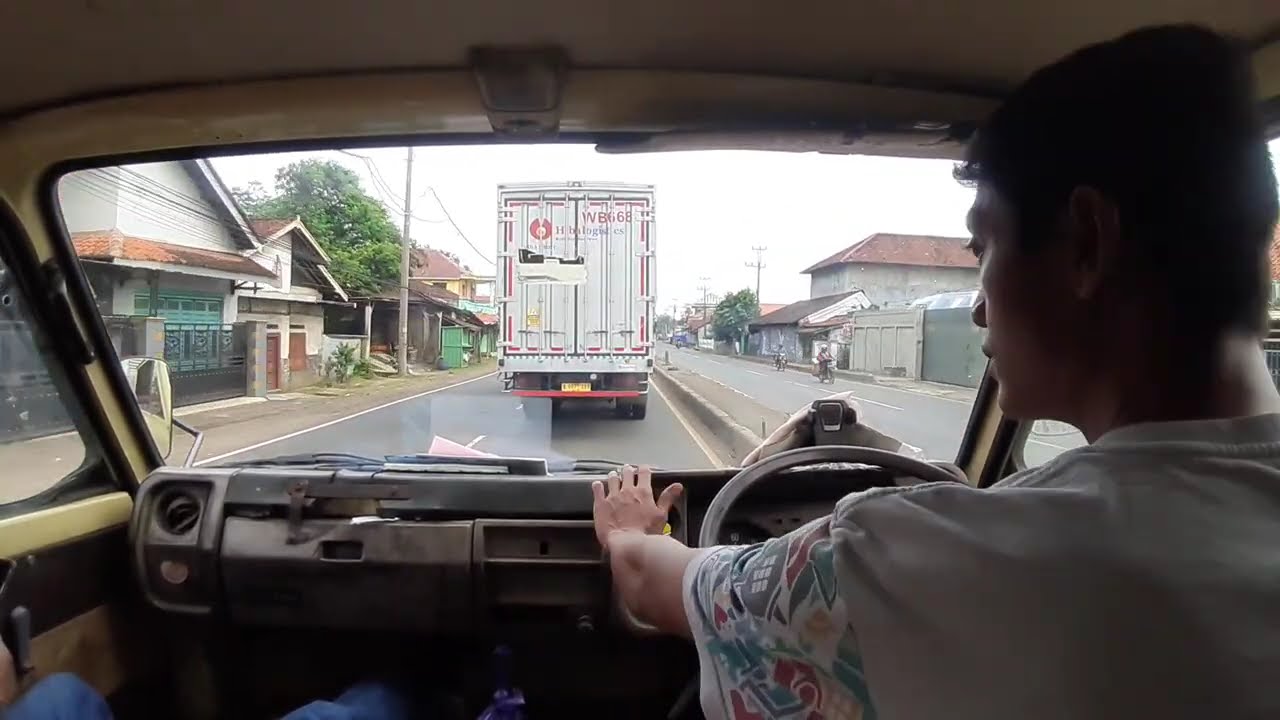 Adu Kencang di Jalan Raya Tulis! Truk Umplung vs Xenia Hitam 😆