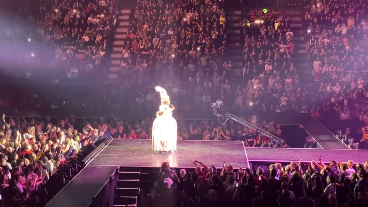 MADONNA CELEBRATION TOUR ( MILANO 25/11/2023) NOTHING REALLY MATTER APERTURA