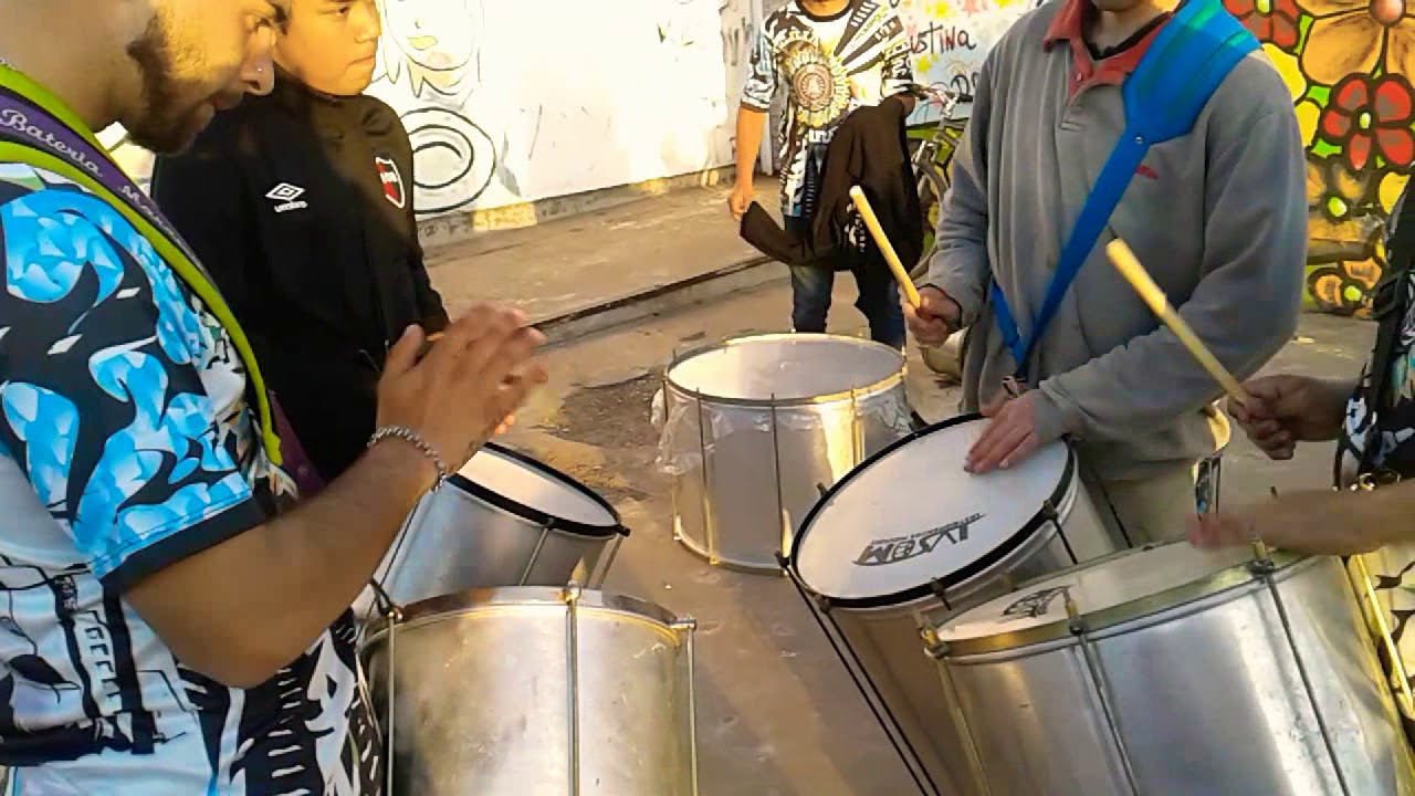 Repique de bossa arandu bateria 2018 jugando un poco