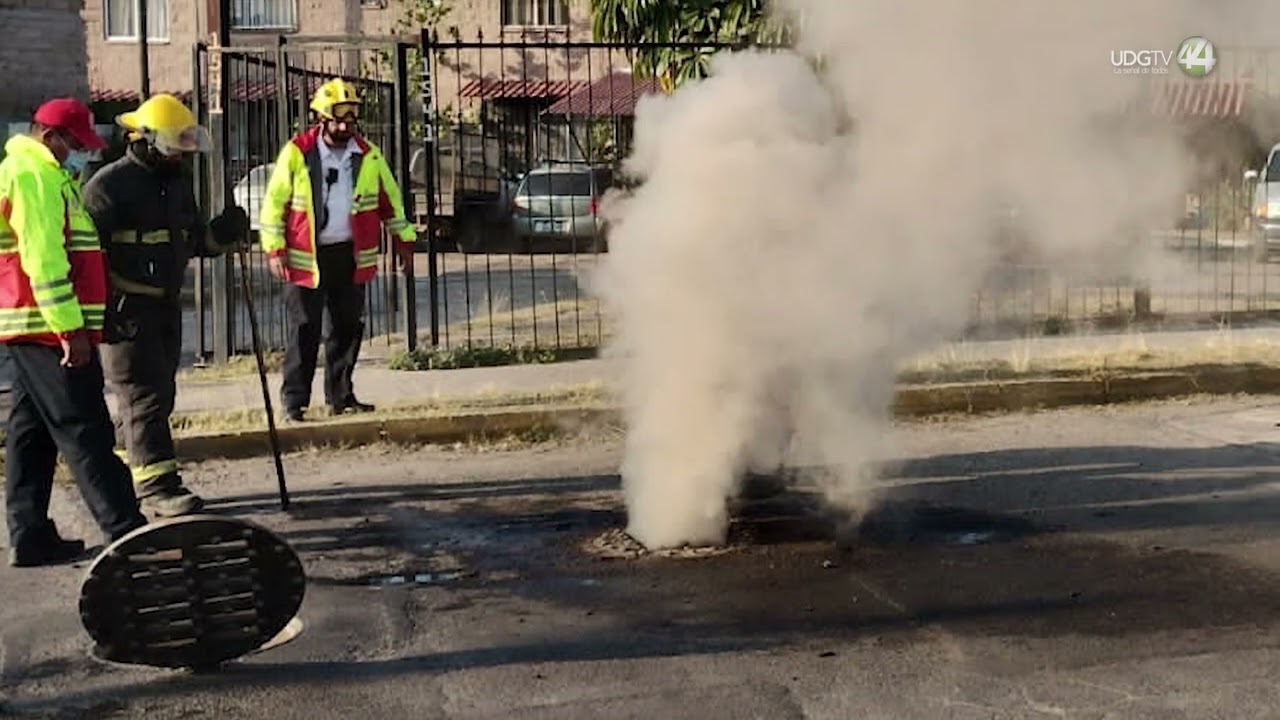 Reportan humo que sale de alcantarillas en Zapopan; bomberos confirman quema de llantas y basura