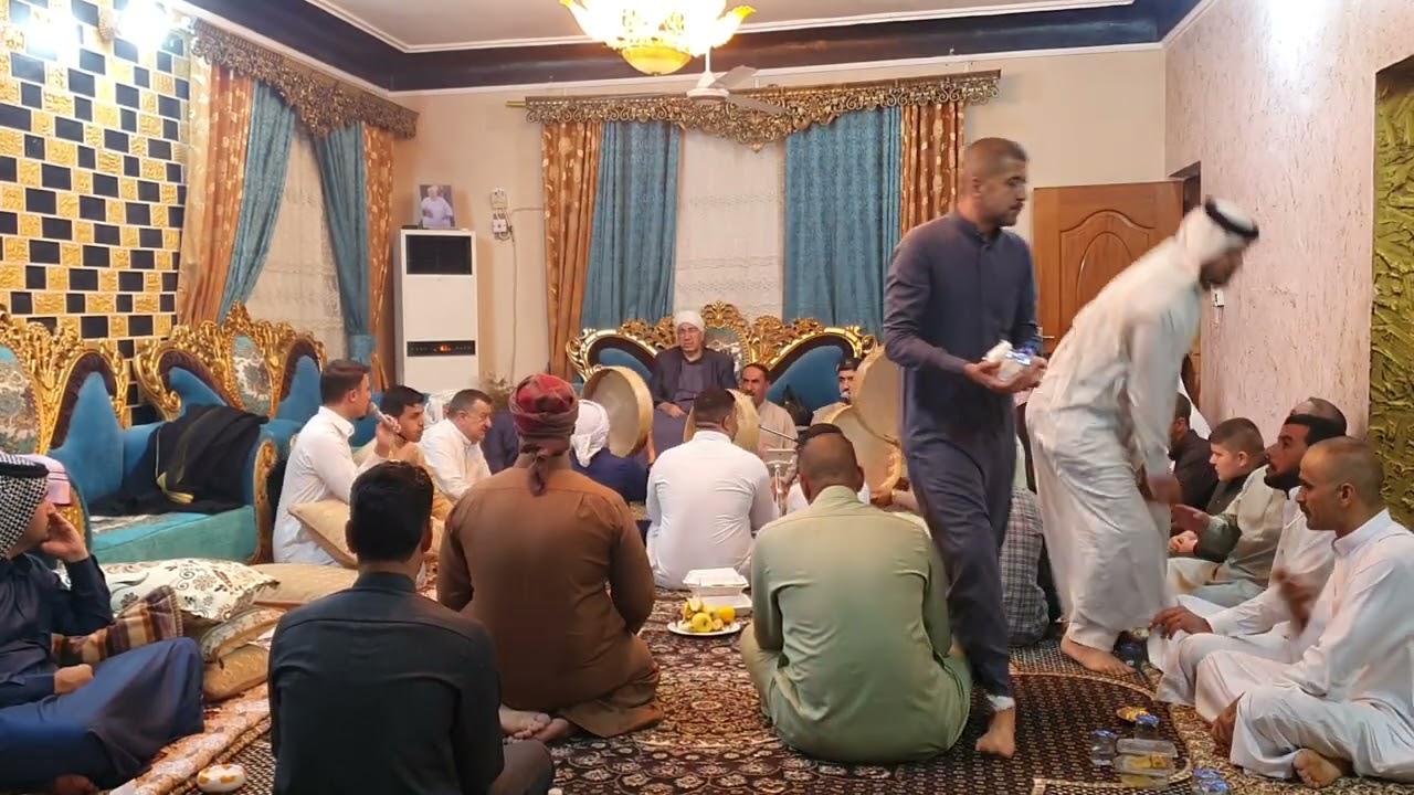 المداح صاحب حلاوةفي دارالحاج المرحوم صبيح الرحماني مناسبةوفاته بحضورالشيخ عبدالله الشيخ مجول ابوخمرة