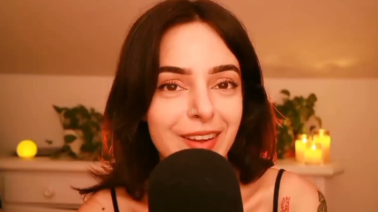 EL ESTÓMAGO VACÍO DE ESTA CHICA RETUMBA FUERTE EN SU ASMR 