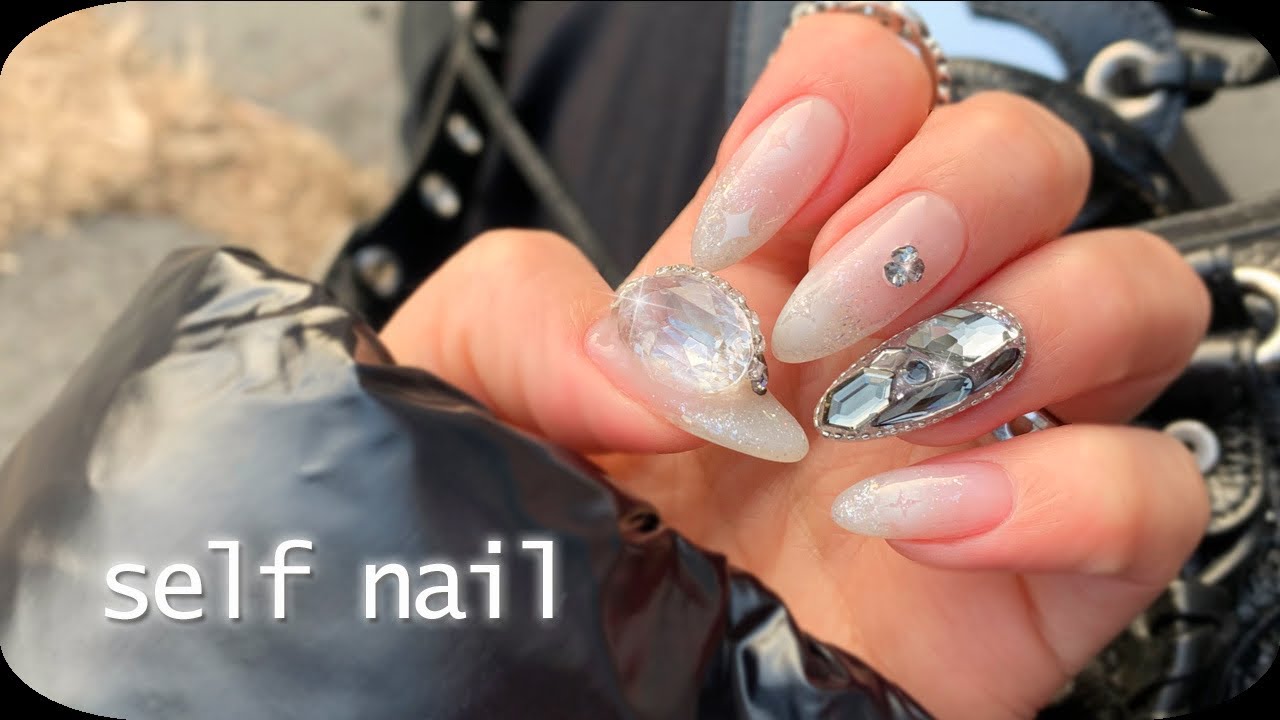 Self nail | 네일샵원장이 말아주는 블랙스톤네일 (네일리스트의 셀프네일, 글리터 그라데이션네일, 아이즈미 홀리오너먼트, 브이컷네일)