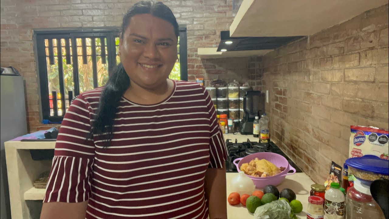 Cocinando pollo frito marinado con naranja agria , ajo ,pimienta , sal y un guacamole #Ricuraaaa