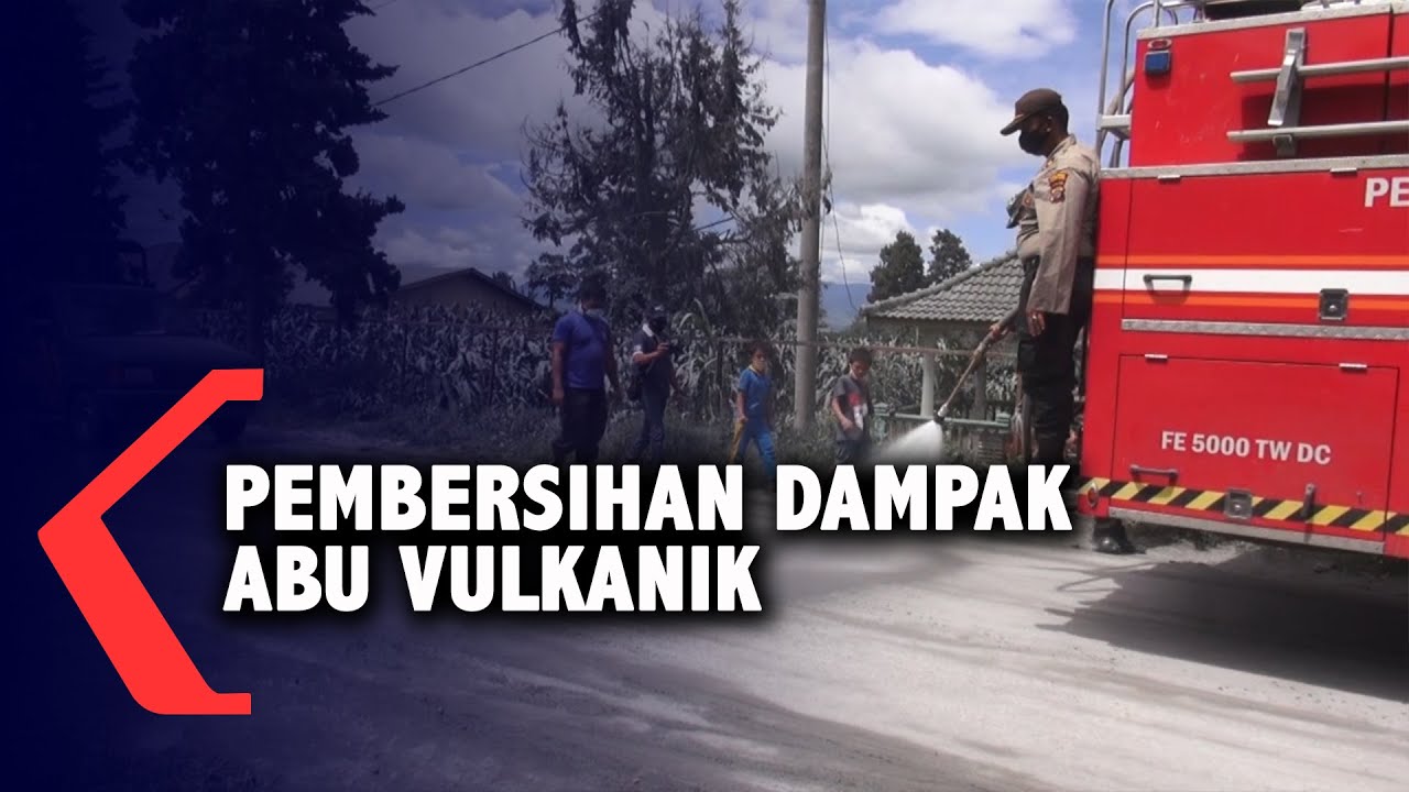 Petugas Bersihkan Abu Vulkanik Gunung Sinabung