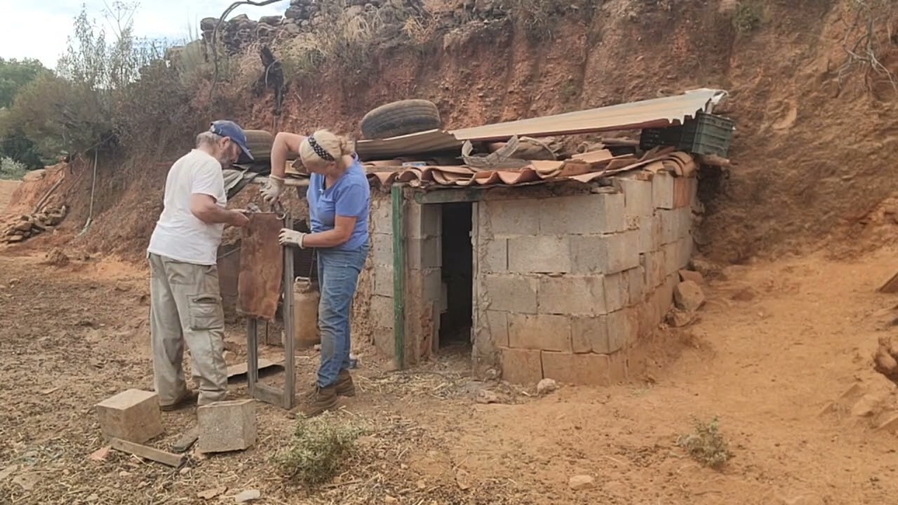 Tiene que venir mi marido a ayudarme a terminar una puerta para el chalet de las gallinas 