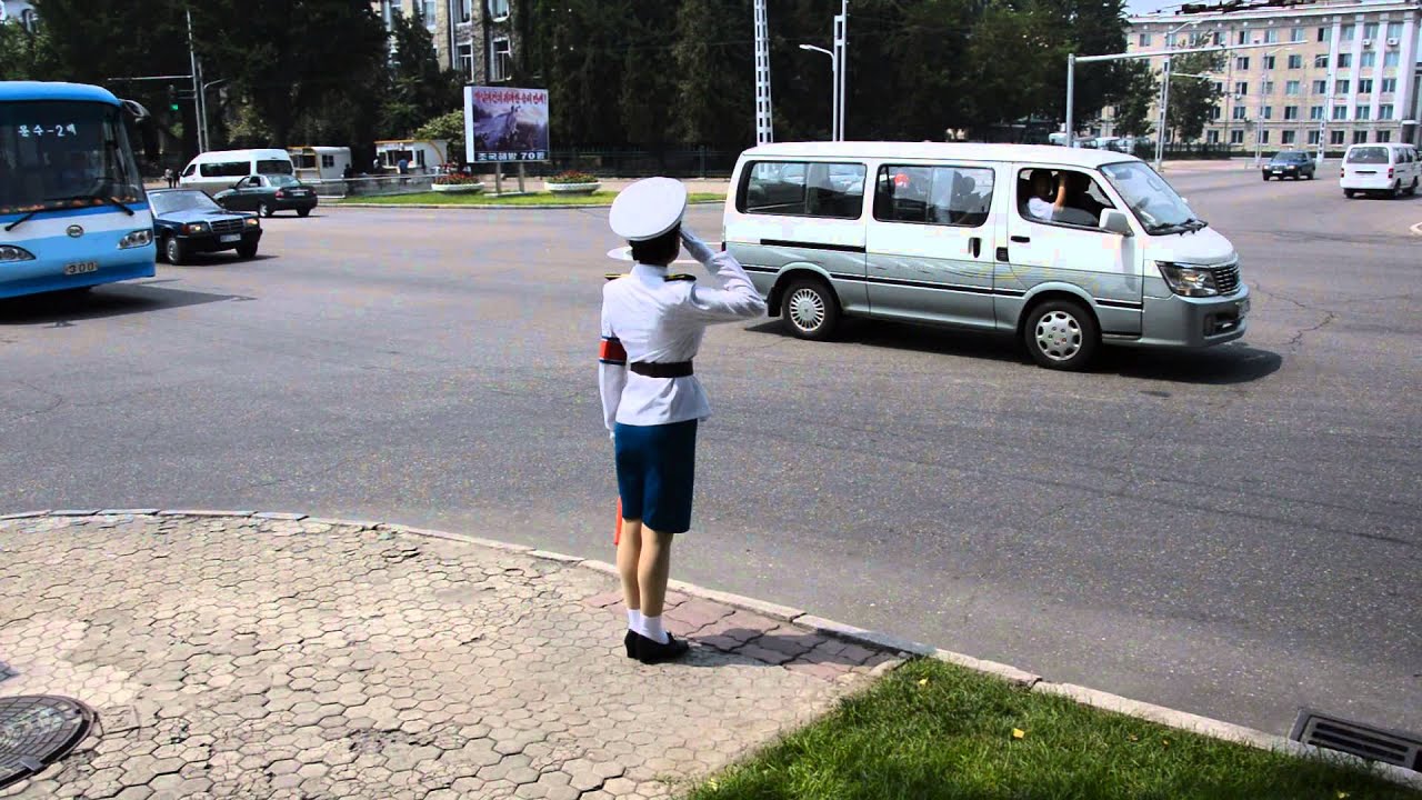 Verkehrspolizistin in Pjöngjang / traffic policewoman in Pyongyang (2015)
