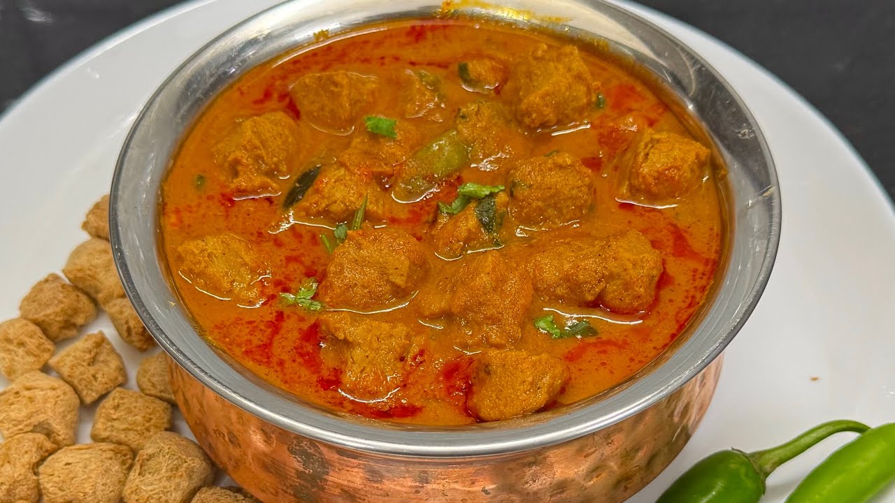 மீல்மேக்கர் கிரேவி அசத்தலாக கறி குழம்பு சுவையில்/SoyaChunks curry recipe tamil/MealMaker gravy Tamil