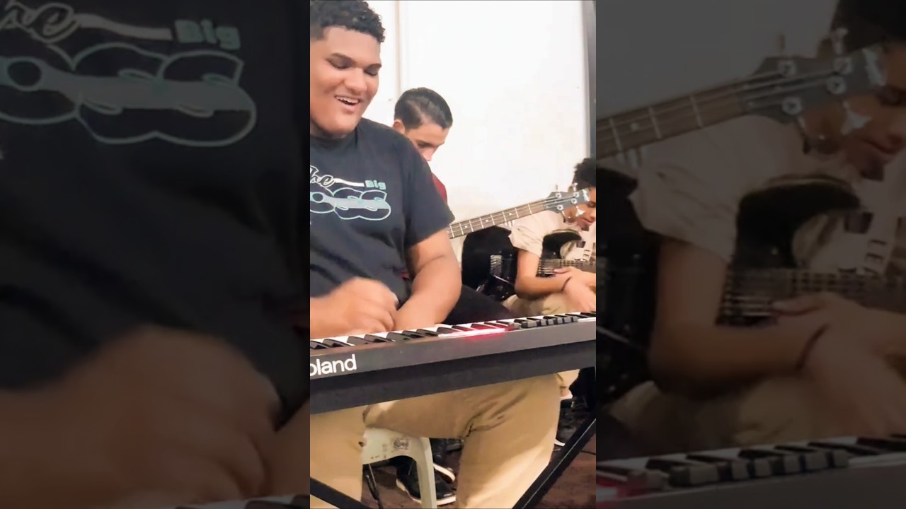 Eles est&atilde;o viralizando na Internet com suas apresenta&ccedil;&otilde;es nos cultos. #tocarnaigreja #m&uacute;sicos #memes