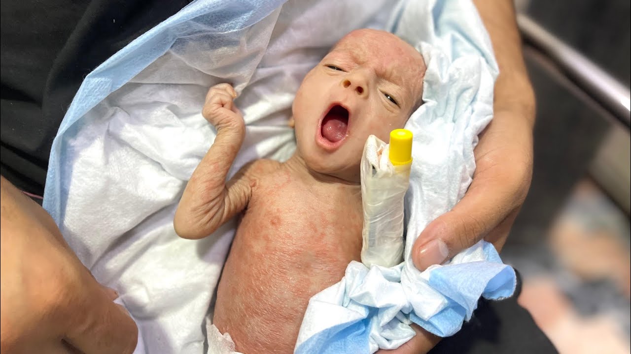 Держу на руках милую малышку Навид, пока даю ей молоко🧑‍🍼 | дарю ей любовь и заботу с объятиями😇💝...