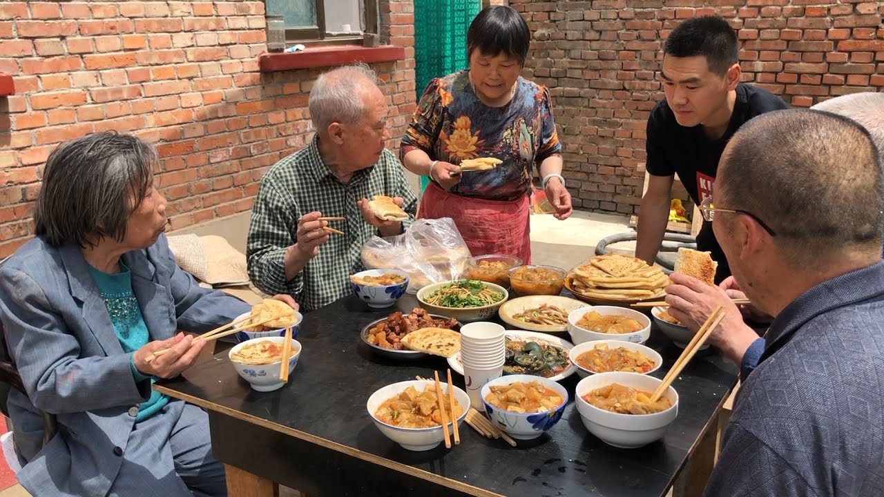 阿远舅舅和姨来家了，老妈熬了一大锅熬菜，80多岁大舅吃开心了