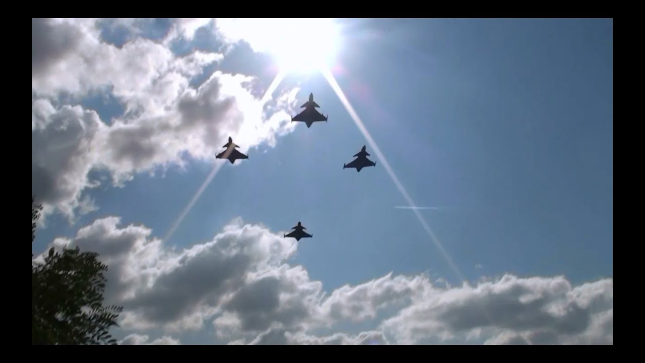 Průlet JAS-39 Gripen - pr&aacute;ce