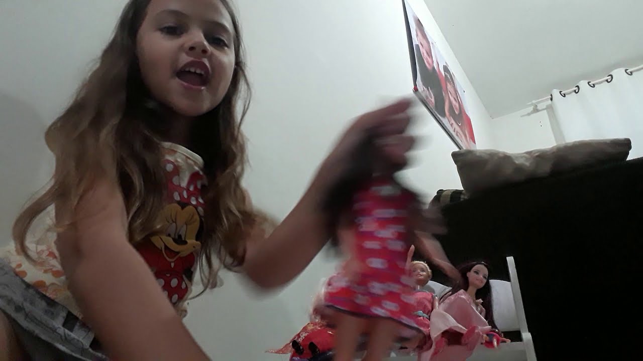 BRINCANDO COM MINHAS BONECAS