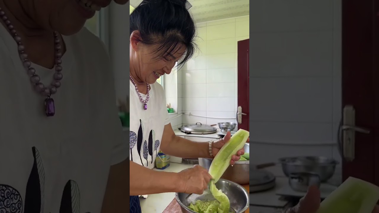 明天立秋贴秋膘，老妈说今天先把饺子吃了。#我的乡村生活 #新农人计划2025 #农村美食 #饺子 #老黄瓜
