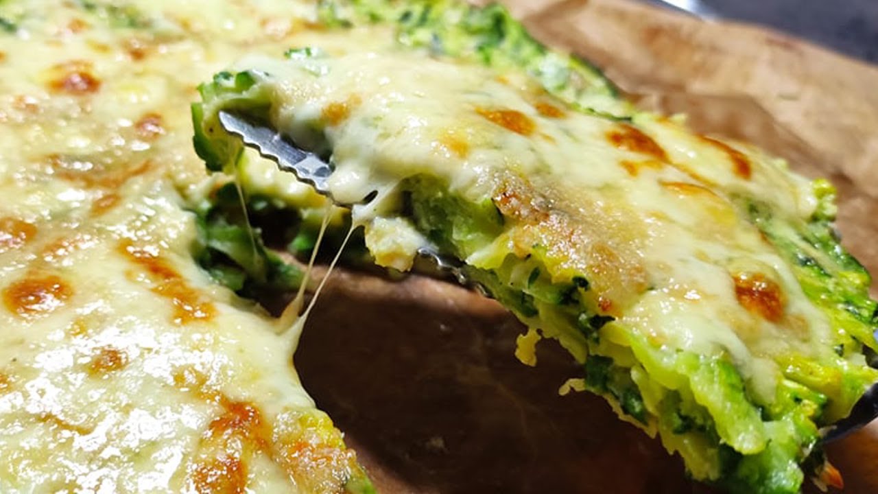La pizza di zucchine senza farina, dietetica e si fa direttamente in teglia. Solo 360 Kcal!