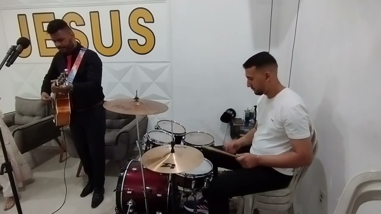 NatanBatera, tocando: Chora que a vit&oacute;ria vem.